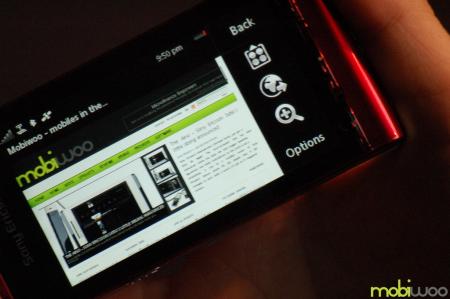 Sony Ericsson Satio showing web browsing