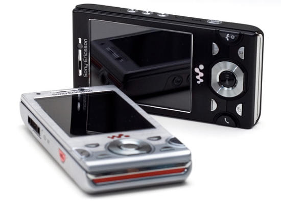 Sony Ericsson W995 Walkman review in black and silver